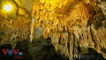 Khám phá vẻ đẹp hang động Chua Ta ở Điện Biên