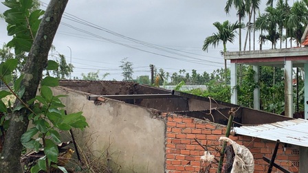 Quảng Ngãi: Lốc xoáy làm hơn 50 nhà dân bị tốc mái