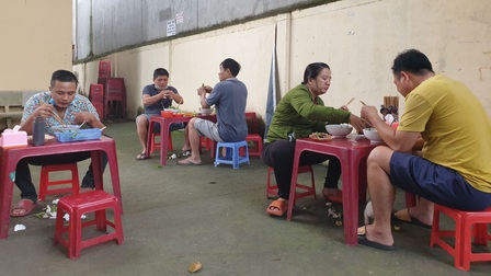 TP Hồ Chí Minh: Hàng quán tấp nập trong ngày đầu mở cửa phục vụ tại chỗ