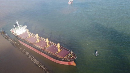 Tạm dừng cứu hộ tàu hàng nước ngoài bị mắc cạn ở vùng biển Quảng Trị