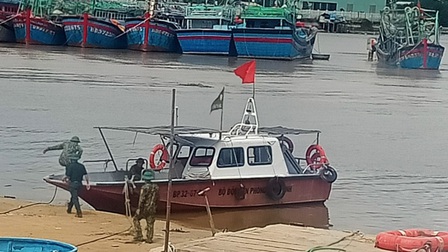 Bình Định: Sóng biển đánh lật thuyền 1 người tử vong, 1 người mất tích
