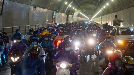 Lần đầu tiên mở cửa hầm đường bộ Hải Vân cho người đi xe máy về quê