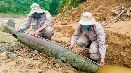 Quảng Trị: Phát hiện 2 quả bom còn kíp nổ sau trận mưa lớn