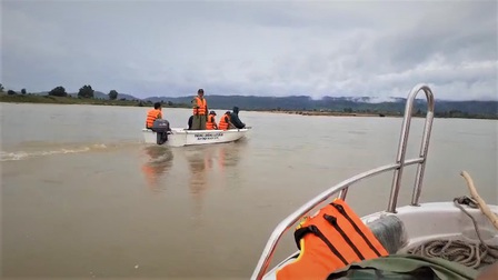 Gia Lai: Hơn 300 cán bộ, chiến sĩ nỗ lực tìm kiếm cháu bé mất tích khi bơi trên sông Ba