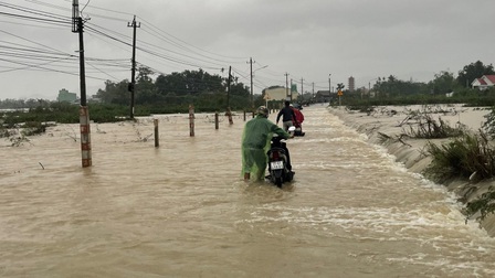 Bình Định: Sạt lở núi tràn xuống Quốc lộ 1D, ngập 300 hộ dân vùng trũng