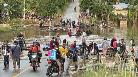 Indonesia: Mưa lớn, lũ lụt kéo dài gần 1 tháng do thời tiết cực đoan