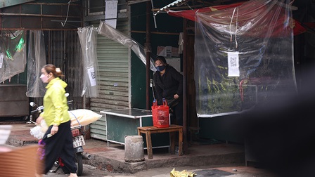 Chợ Nam Đồng tạm dừng hoạt động, tiểu thương lén lút bán hàng