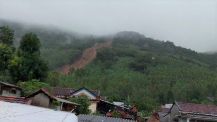 Núi Cấm (Bình Định) sạt lở nghiêm trọng, di dời khẩn cấp hàng chục hộ dân