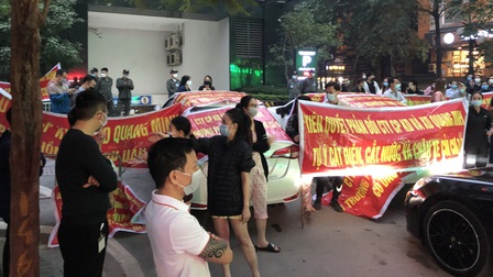 Hà Nội: Cư dân chung cư Stellar Garden Thanh Xuân bị cắt nước, chặn xe gây náo loạn