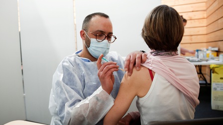 Pháp tiêm mũi vaccine tăng cường cho tất cả công dân trên 18 tuổi