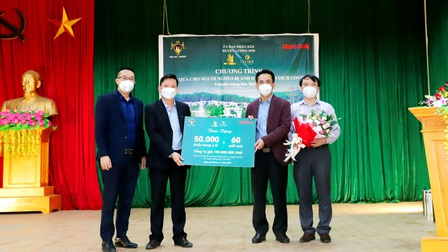 Tập đoàn Việt Mỹ tặng quà đồng bào nghèo tại huyện Lương Sơn, Hòa Bình