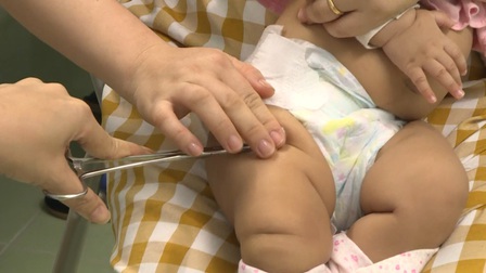 18 trẻ sơ sinh huyện Quốc Oai bị tiêm nhầm vaccine ngừa COVID-19 đều đã ổn định