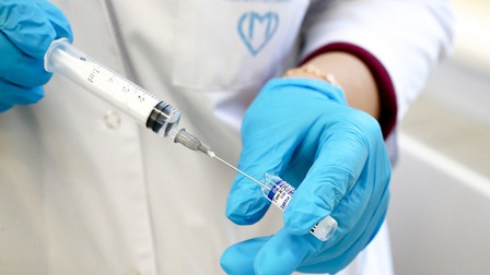 Nga bắt đầu tiêm vaccine Sputnik-M cho thanh thiếu niên cuối năm nay