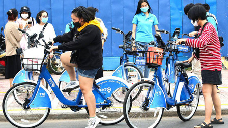 TP.HCM: Người dân hào hứng trải nghiệm xe đạp công cộng