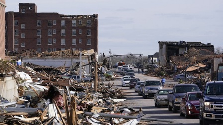 Khung cảnh hoang tàn như 'ngày tận thế' sau thảm kịch lốc xoáy lớn nhất lịch sử nước Mỹ