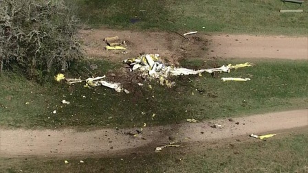 Máy bay Mỹ đâm trúng người nhảy dù lượn trên không, 2 người chết