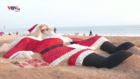 Ấn Độ: Điêu khắc ông già Noel khổng lồ trên cát