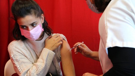 Pháp rút thời hạn chờ tiêm mũi vaccine tăng cường xuống còn 3 tháng để ngăn Omicron