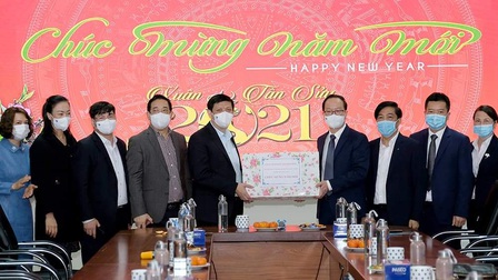 Bộ trưởng Nguyễn Thanh Long thăm, chúc tết, động viên y bác sĩ trực Tết và người bệnh tại hai viện lớn