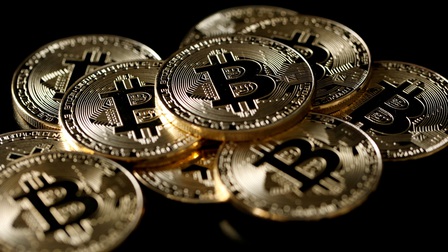 Bitcoin tiếp tục đà tăng giá kỷ lục, vượt ngưỡng 50.000 USD