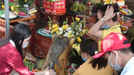 Tái diễn cảnh xức dầu tượng hổ ở chùa Hương Tích