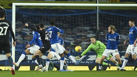 Everton 1-3 Man City: Man xanh bỏ xa MU 10 điểm