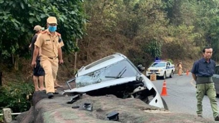 Ô tô mất lái trên đèo Bảo Lộc, cả gia đình gặp nạn, bé 7 tuổi tử vong