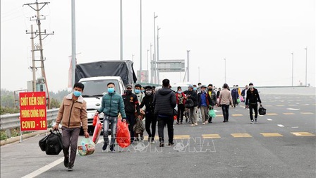 COVID-19: Người lao động rời Quảng Ninh về quê ăn Tết sớm