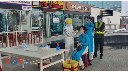 Hơn 1.200 nhân viên sân bay quốc tế Đà Nẵng âm tính lần 1 với virus SARS-CoV-2