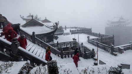 Du khách đổ về Fansipan ngắm cảnh tuyết rơi dày đặc như trời Âu