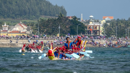 Lý Sơn tạm dừng lễ hội đua thuyền Tứ linh
