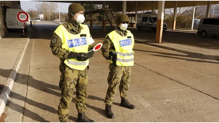 Hơn 30.000 cảnh sát và binh lính Séc được điều động giám sát việc thực hiện lệnh phong tỏa