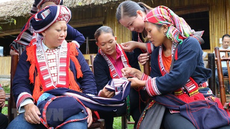 Giữ gìn nghề dệt thổ cẩm của người Dao đỏ ở Hoàng Su Phì