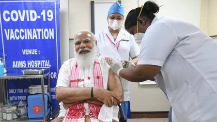 Thủ tướng Ấn Độ Modi tiêm mũi vaccine COVID-19 đầu tiên