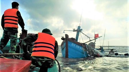 Cà Mau: Cứu hộ kịp thời 7 ngư dân bị chìm tàu