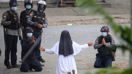 Nữ tu sĩ Myanmar quỳ gối xin cảnh sát Myanmar không bắn người biểu tình