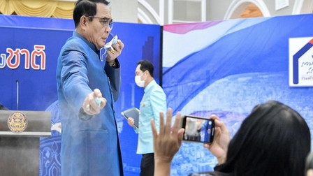 Thủ tướng Thái Lan bất ngờ xịt nước sát khuẩn vào phóng viên