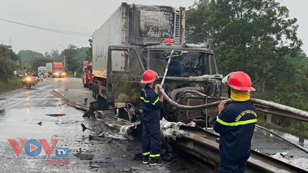Quảng Ninh: Đâm vào dải hộ lan, xe đầu kéo cháy rụi