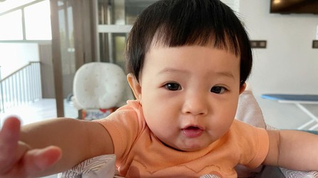Đàm Thu Trang khoe ảnh chính diện gương mặt xinh xắn của con gái Suchin