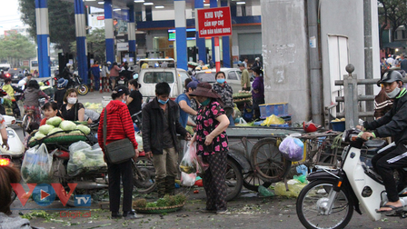 Hà Nội: Tiếp diễn tình trạng chợ cóc, chợ tạm lấn chiếm vỉa hè, lòng đường