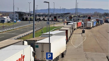 Cảnh sát Séc bắt giữ nhiều người di cư Afghanistan trốn trong xe tải