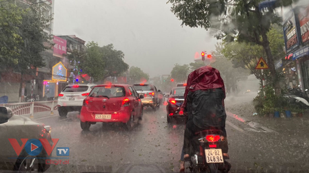 Lào Cai: Tối sầm giữa ban ngày, mưa đá, giông lốc xuất hiện
