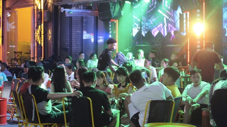 Quán bar, karaoke tại TPHCM nhộn nhịp sau khi hoạt động trở lại