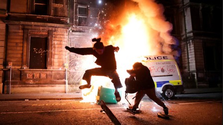 Biểu tình biến thành đụng độ tại Anh khiến một số cảnh sát bị thương