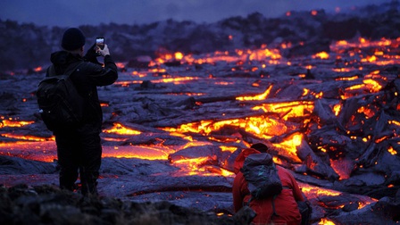 Du khách kéo nhau xem núi lửa 6.000 tuổi phun trào
