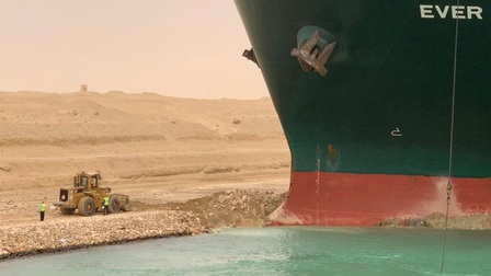 Ai Cập nỗ lực lưu thông hàng hải qua kênh Suez