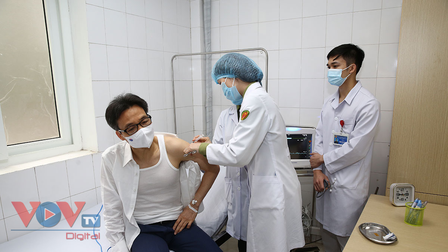 Phó Thủ tướng Vũ Đức Đam động viên các tình nguyện viên tiêm mũi 2 vaccine NanoCovax