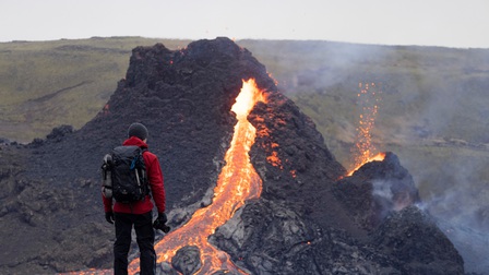 Iceland: Đổ xô đi xem núi lửa phun trào