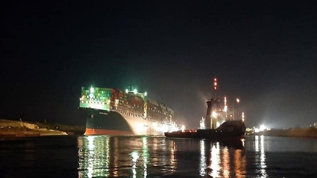 Hoạt động vận tải biển qua kênh đào Suez sẽ được nối lại sau vài tiếng nữa