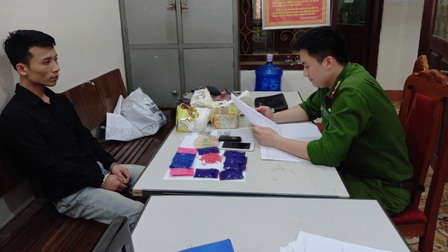 Công an huyện Mộc Châu bắt giữ đối tượng vận chuyển 2kg ma túy đá và 2.000 viên ma túy tổng hợp